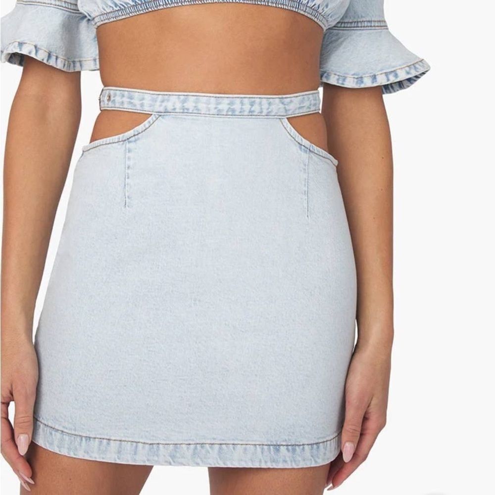 NWT WEWOREWHAT CUT OUT SKIRT INDIGO COMFORT LIGHT WASH. Size Medium